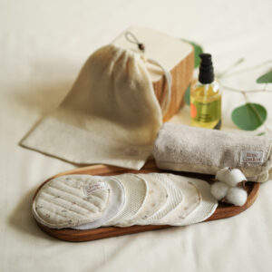 Zestaw płatków wielorazowych +myjka i ręcznik do twarzy - Mini kwiatki na beżu