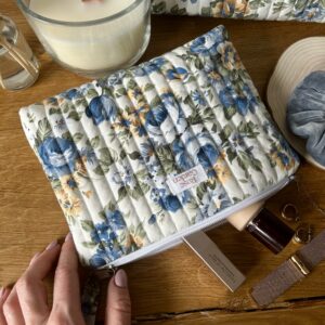 Mała pikowana kosmetyczka - Blue Roses - M