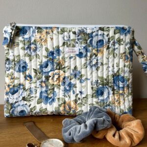 Pikowana kosmetyczka Blue Roses - rozmiar XL