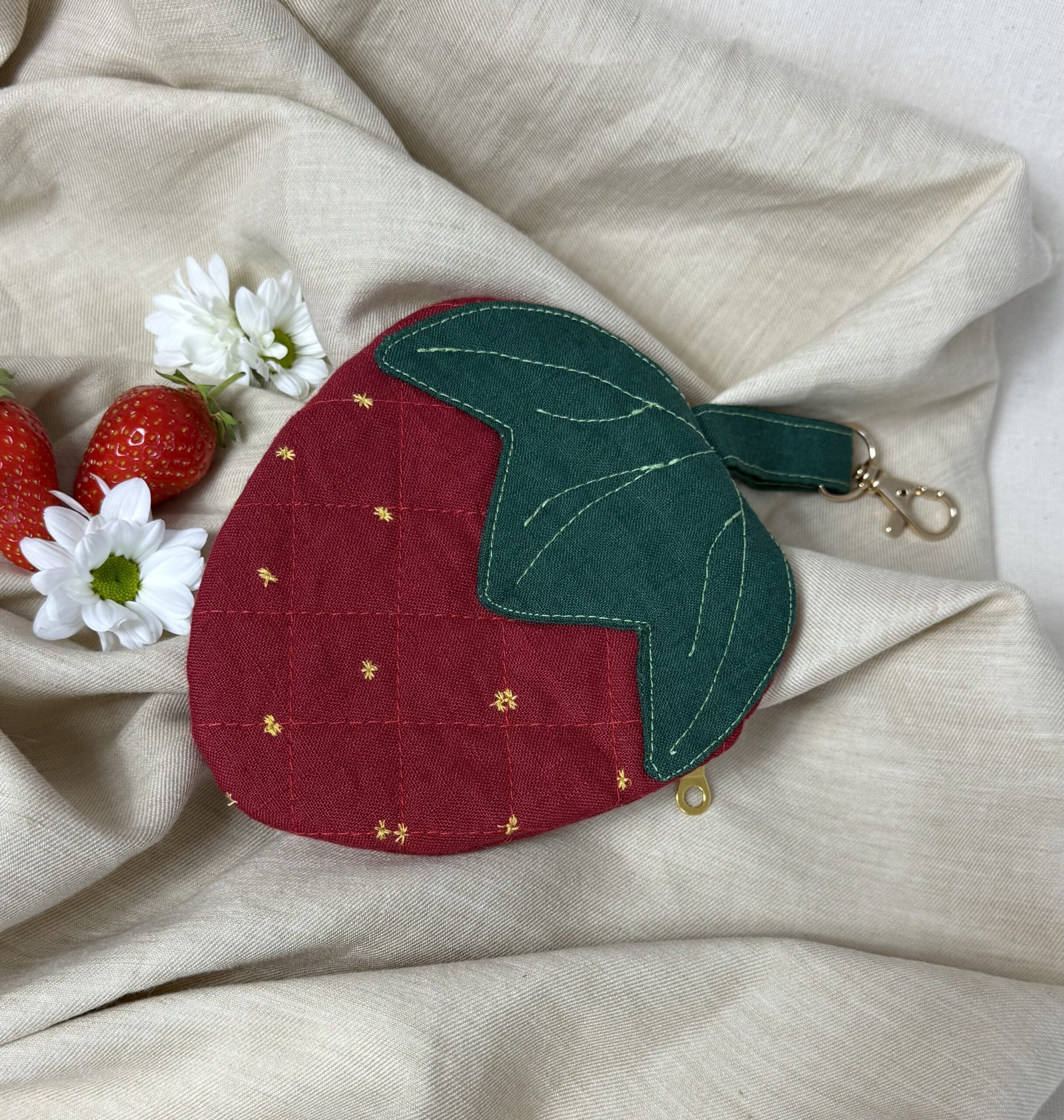Lniana zawieszka mini portfelik/kosmetyczka - truskawka