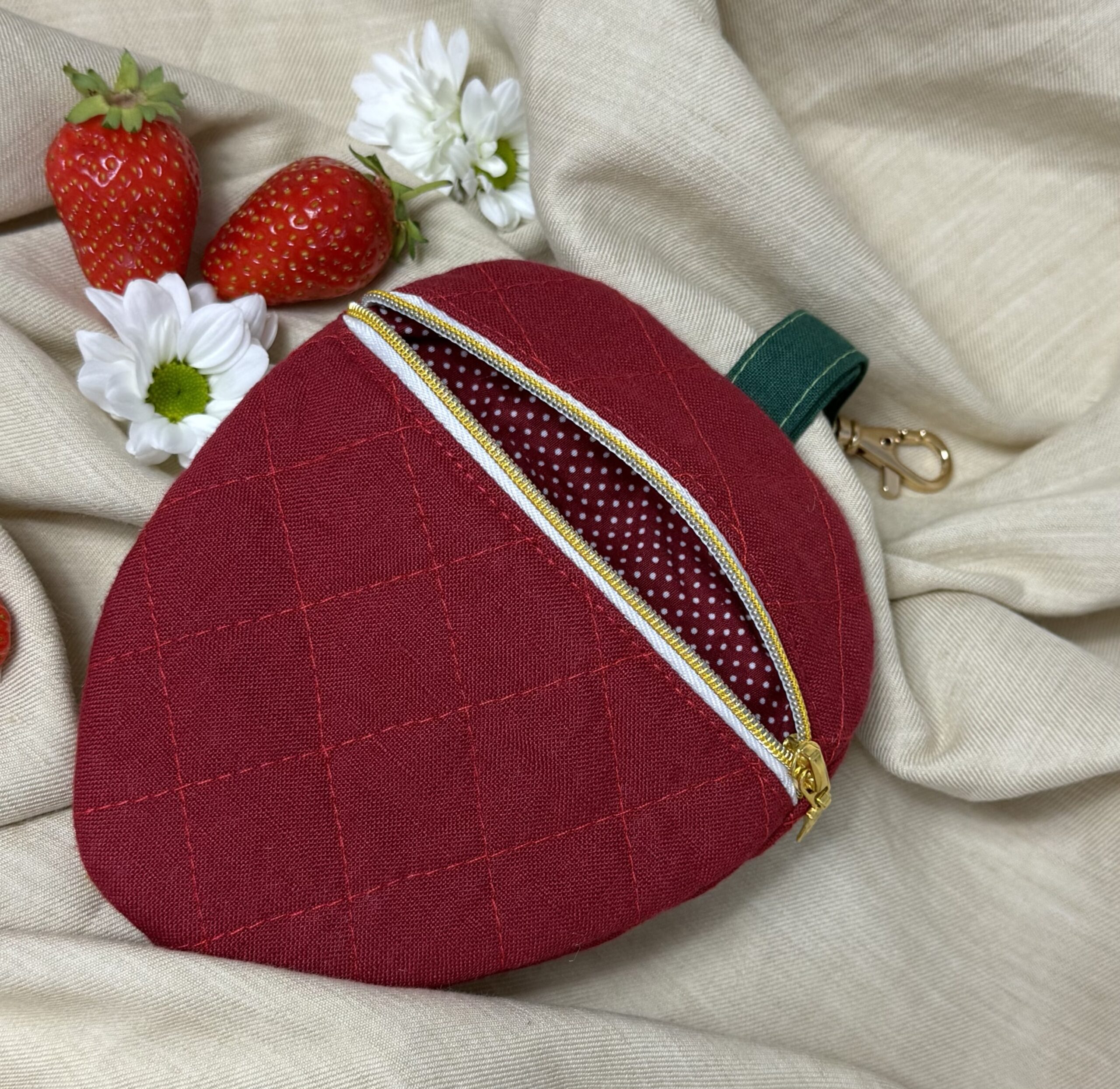 Lniana zawieszka mini portfelik/kosmetyczka - truskawka - obrazek 2