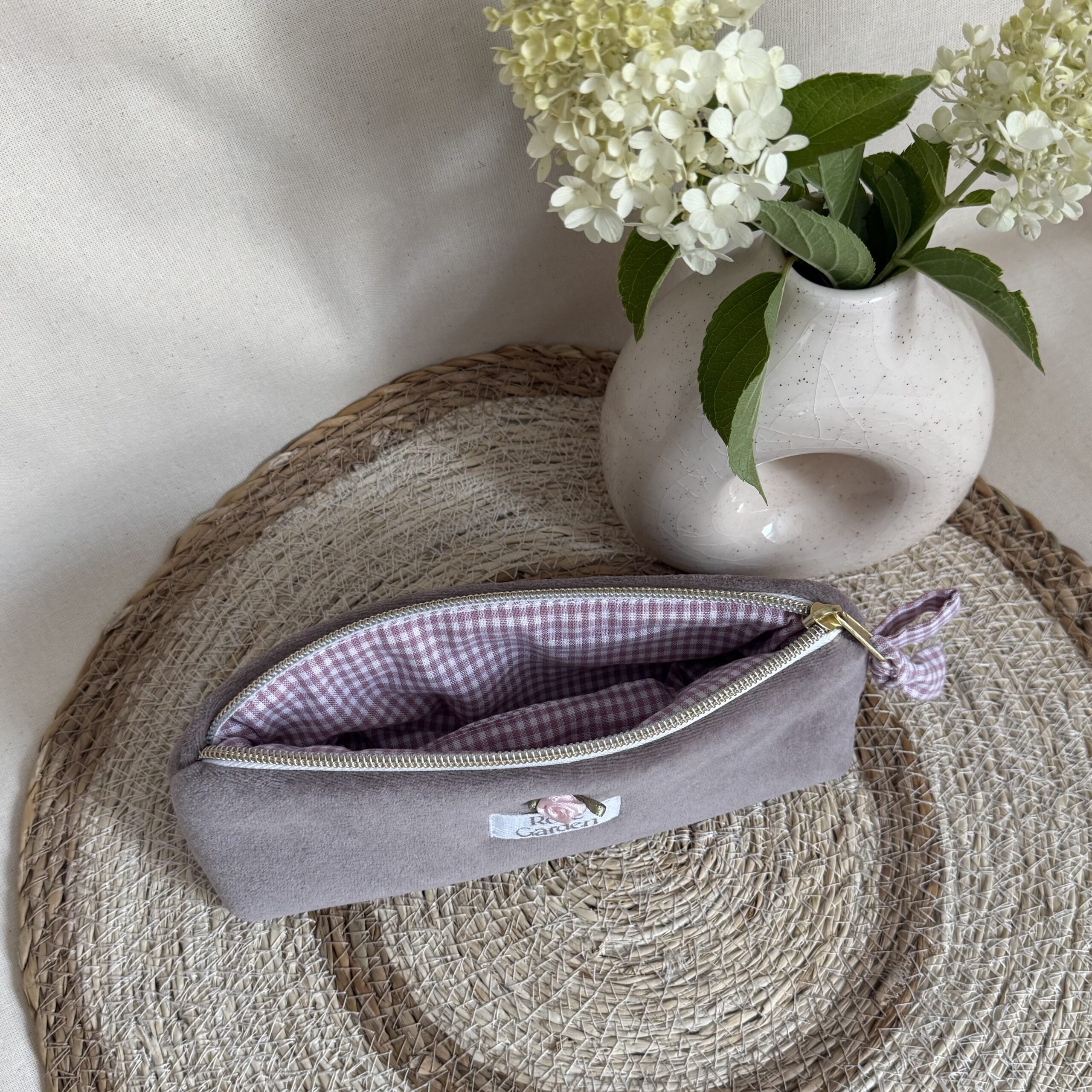 Zestaw Soft Rose – mini kosmetyczka, piórnik i frotka - krata róż - obrazek 3